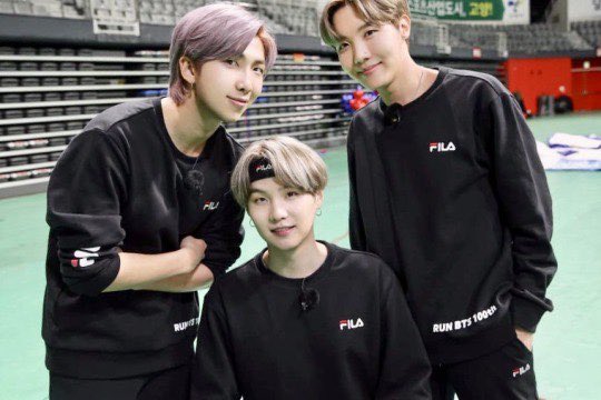 mainlytaehyungg's tweet photo. Sope Birthdays + Valentine's Day GA 🍍 

prize: Run BTS 100th Sweatshirt 

rules-
•mbf 
•rt and like 
•reply with your favorite bts run ep with a pic/meme/gif/video + tag @BTS_twt 
optional tag your bestie crush fam dog

ends yoongis birthday (; https://t.co/jn86BEZsOf