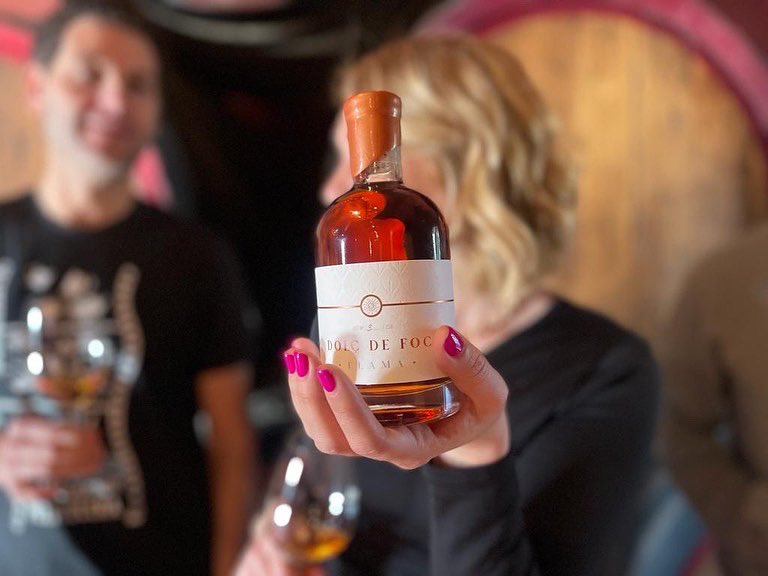 Gallina de Piel Wines (@gallinapielwine) on Twitter photo En medio de viñas y botas tuvimos el placer de poder explicar, a Meritxell Falgueras, toda la historia que hay detrás de cada botella de Dolç de Foc🔥
¡Muchas gracias Meri por tu visita y dedicarnos tu tiempo, como siempre, los ratos de risas no nos las quita nadie!🙌🏼😉 En medio de viñas y botas tuvimos el placer de poder explicar, a Meritxell Falgueras, toda la historia que hay detrás de cada botella de Dolç de Foc🔥
¡Muchas gracias Meri por tu visita y dedicarnos tu tiempo, como siempre, los ratos de risas no nos las quita nadie!🙌🏼😉