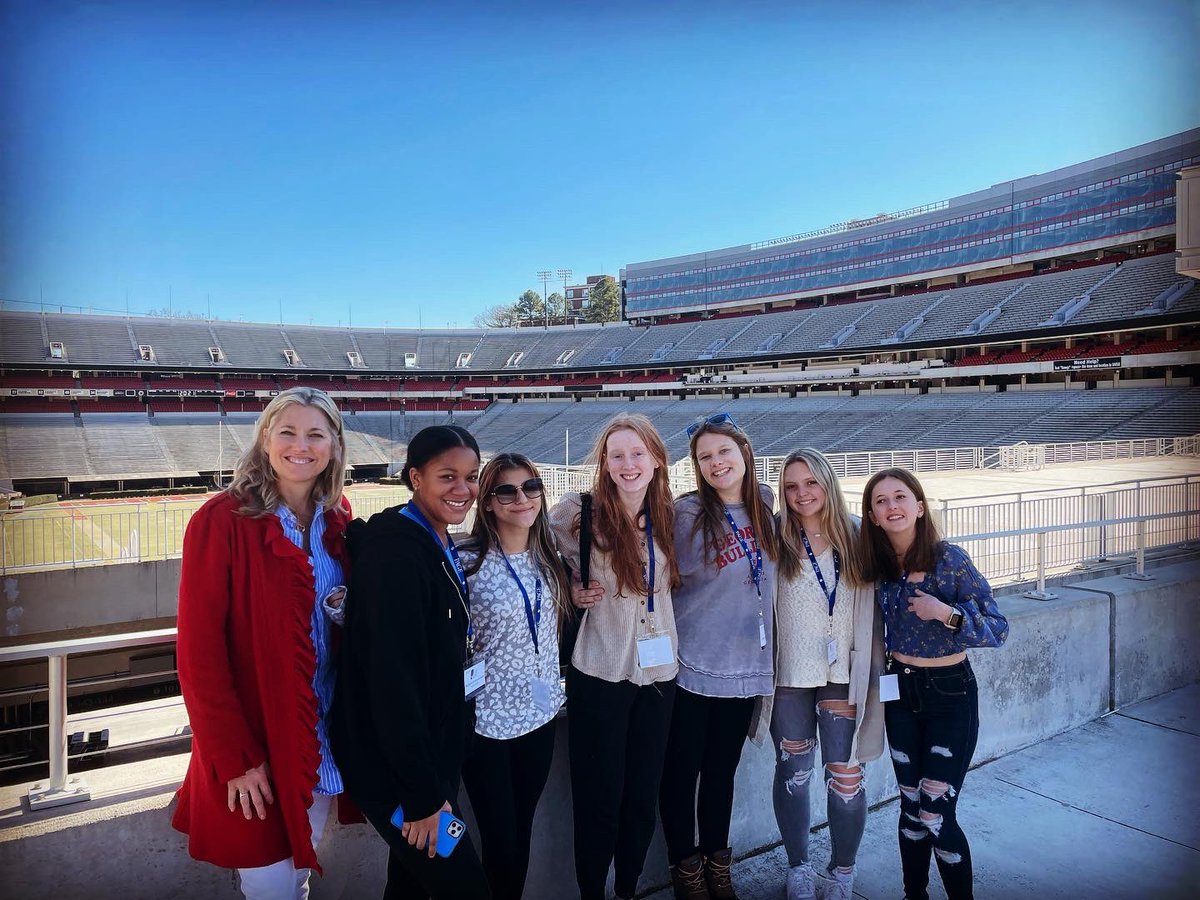 TamiSaren's tweet photo. It’s always great to be back in Athens. Love these field trips with my Teaching As a Profession students❣️
#PAGEFGE #PAGEEvents 
#MiltonTAP #futuregeorgiaeducators @MiltonHighSch @DustinDavisCTE @FCSCTAE @JonesBC_MHS @richspierto https://t.co/9l1tCPvf6W