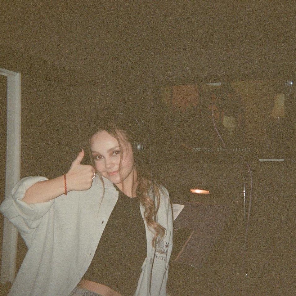 bissexualuke's tweet photo. mundinho savannah no estúdio gravando a trilha sonora de a cowgirl's song https://t.co/gZFXypbvYm