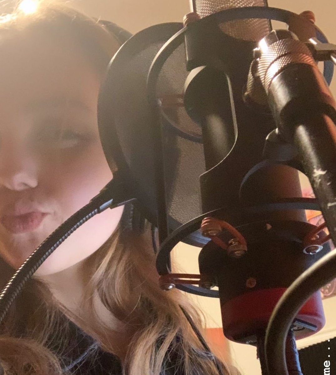 bissexualuke's tweet photo. mundinho savannah no estúdio gravando a trilha sonora de a cowgirl's song https://t.co/gZFXypbvYm