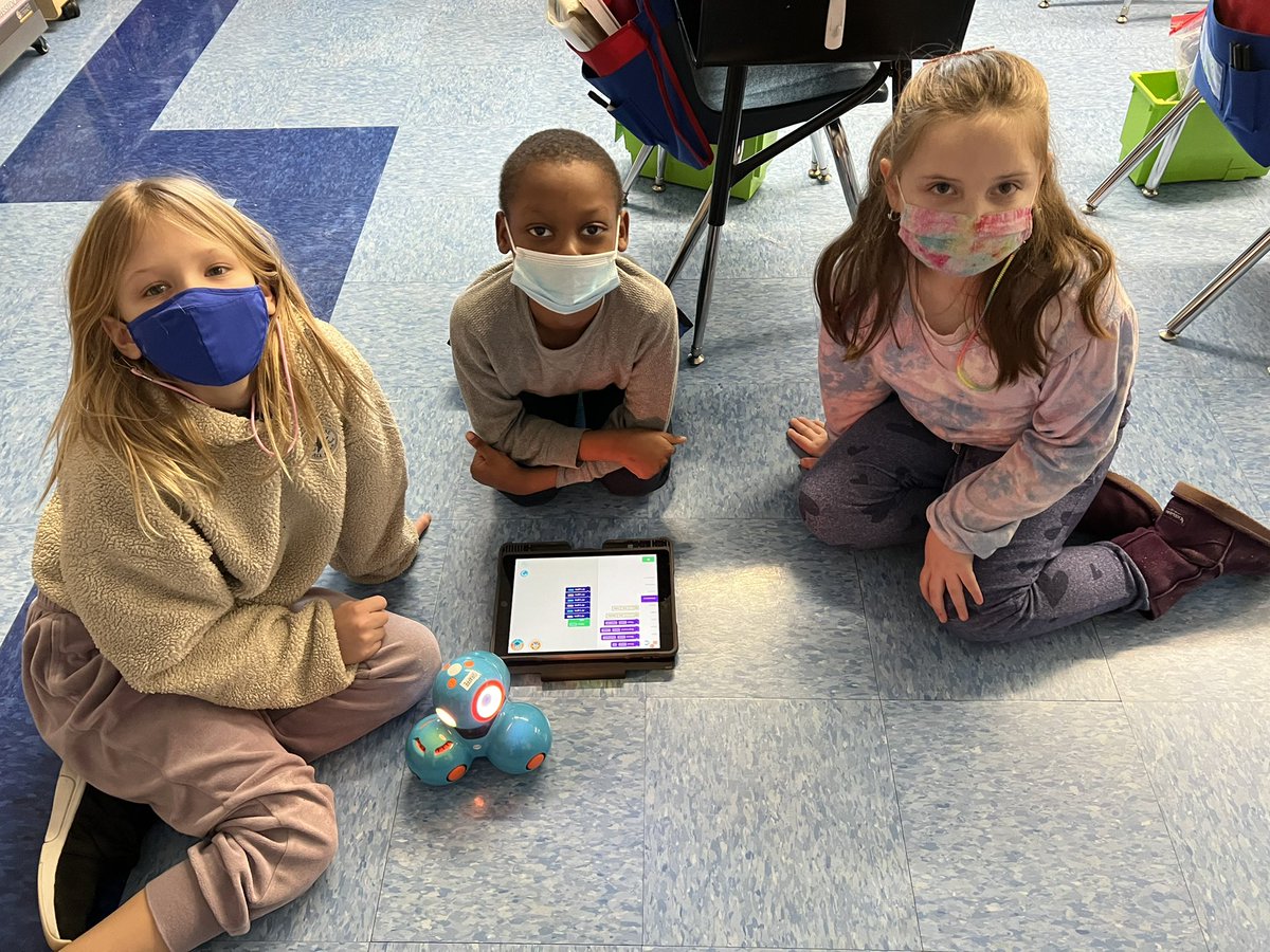 purteaching's tweet image. Having a “tech-tastic” time with Ozobots today!