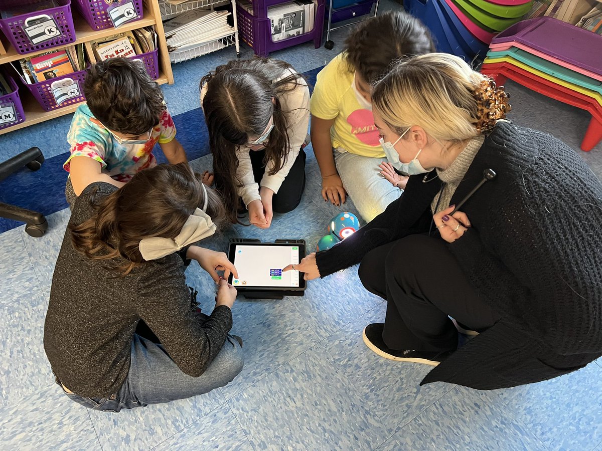 purteaching's tweet image. Having a “tech-tastic” time with Ozobots today!