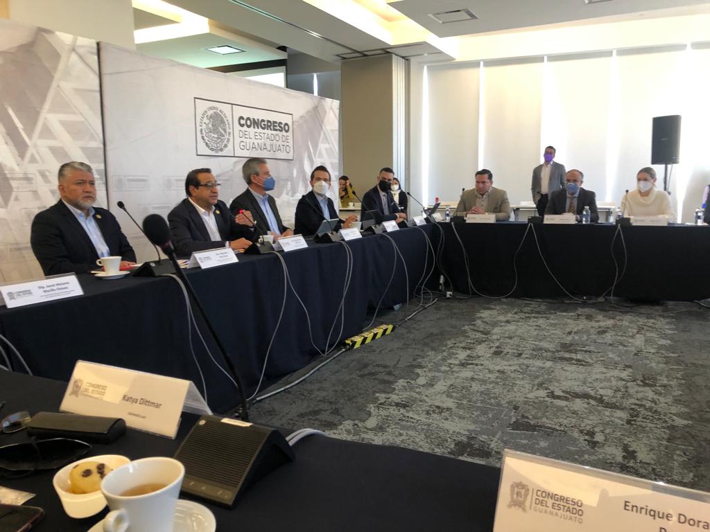 amdagto's tweet photo. Nuestro Presidente Ejecutivo @AGPalomino10 presente en @CongresoGto con #Diputados y #Empresarios para revisar el impacto económico ante la #escasez de #microcomponente en la #industriaautomotriz de #Guanajuato. https://t.co/B9EM7E78eg
