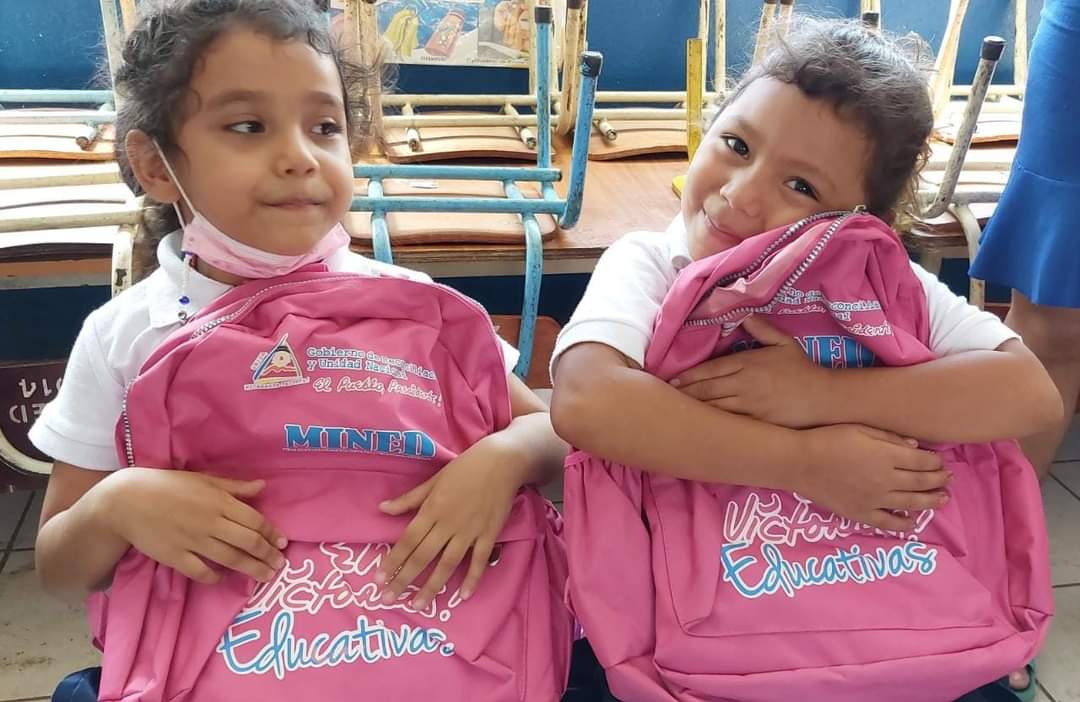 #EnVictoriasyEsperanzas | Gubierno Sandinista a través del MINED entrega paquetes escolares a estudiantes en el municipio de  Quezalguaque. 🎒📚📙📘📖✊🏻🔴⚫🇳🇮

#UnidosEnVictorias 
#TodosLosTriunfosSonDelPueblo