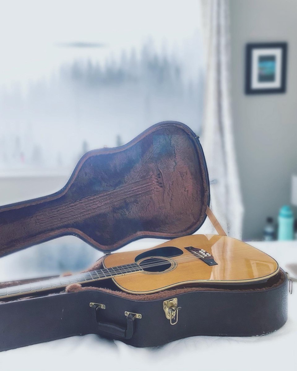 ChristinaKottm2's tweet photo. When you want to play, you play. Classic 1976 Fender 12- String. Stayed with me through foster care and beyond! It’s never left me, no matter what I’ve lost along the way. #guitar #stolenhotelpen #lyrics #music #playguitar #hobbyphotography #fenderguitar #twelvestring https://t.co/i1iA3WkhHA