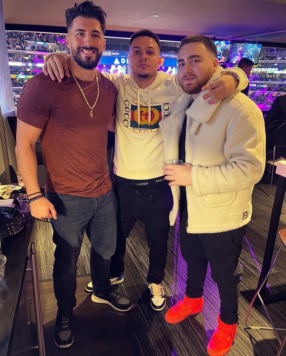 LosPollosTV's tweet photo. Sunglasses &amp; Advil https://t.co/0XTGMrW7r9