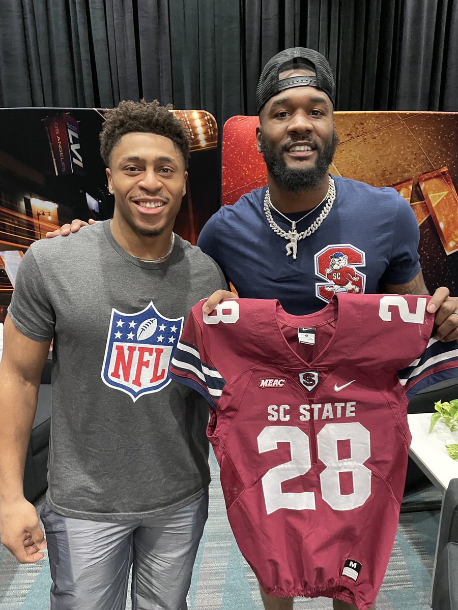 Surprised my guy <a href="/JayT23/">Jonathan Taylor</a> w/ <a href="/SCSTATE1896/">SC State University</a> gear today as a big Bulldog thank you! JT selected my alma mater as his HBCU beneficiary for this year’s <a href="/FedEx/">FedEx</a> Air &amp; Ground Awards. FedEx support of HBCUs is impressive &amp; inspiring-over $100,000 in grants for needs-based scholarships #Ad