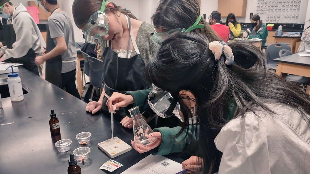 mrsthomaspaul's tweet photo. 💡There is something about student engagement that truly makes me happy inside. #sciencerocks #allenscience #girlscan #chemistry https://t.co/aPsXmwDHnX