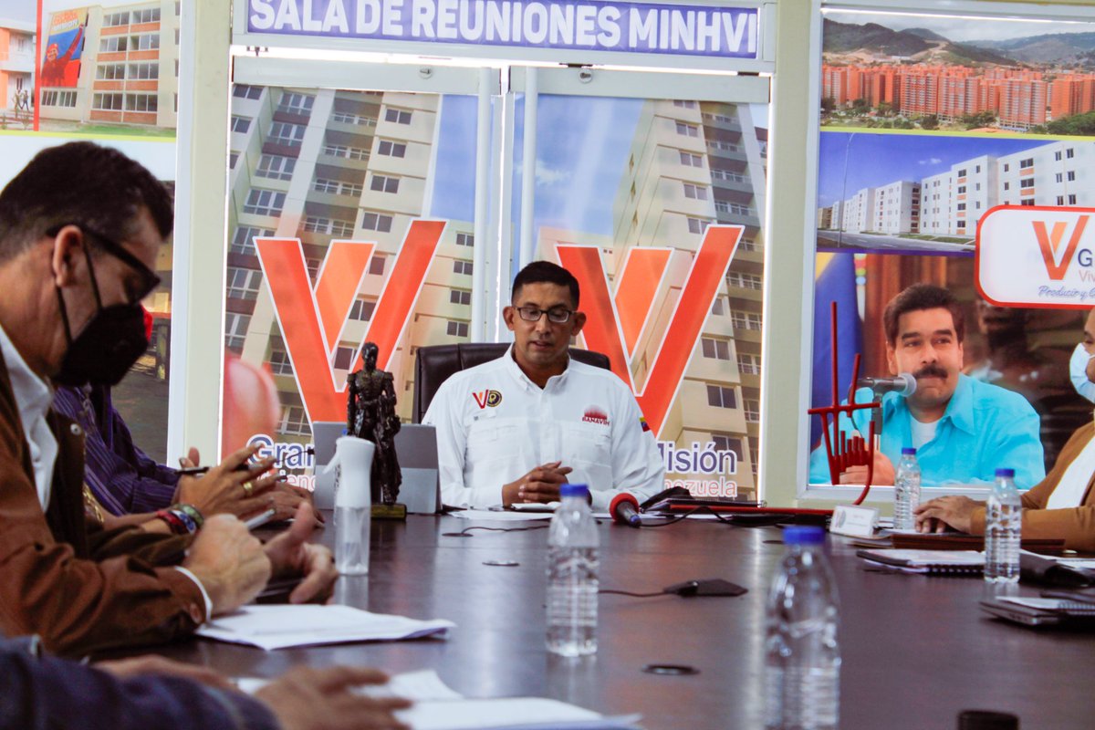 JoanC2030's tweet photo. En esta reunión del #OSNVH nos acompañó el alc @rayner_pulido del mpio Independencia en los Valles del Tuy, donde asumimos el compromiso de culminar 156 viviendas y estamos firmando la constitución de otra #AVV que permitirá dar soluciones a los problemas de viviendas. https://t.co/pXlOcZBGai