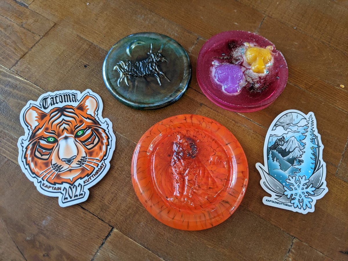 MissMariaMonke1's tweet photo. My finds for this year... I'm so happy after many hours and miles walked I finally found a tiger glass! I also found the beautiful year of the Ox earlier... ❤️ rogues as well! Such a unique and wonderful thing only our awesome gritty city does, I love this town! #monkeyshines2022 https://t.co/JxpQQTsGPE