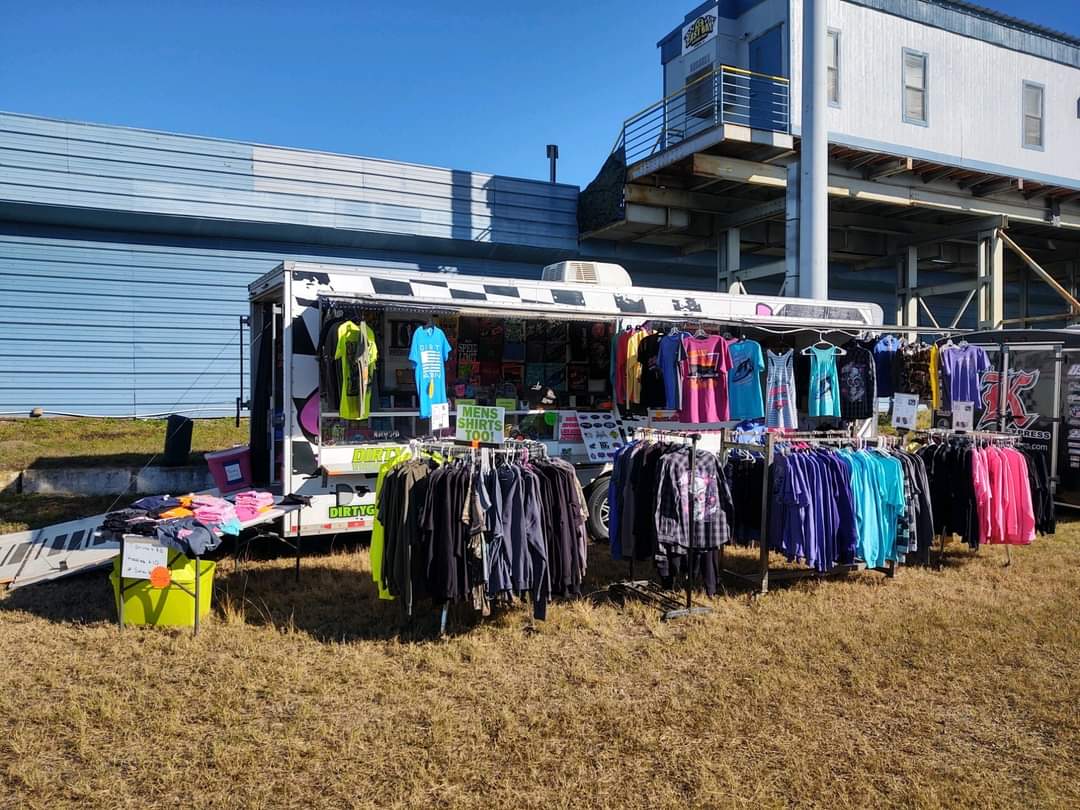 🌴☀️☀️Night 3!! Come see us in the vendor area!! Sooo many awesome items from hoodies, tees, long sleeves, joggers, hats, bracelets &amp; even sale items!! 
dirtygirlracewear.com