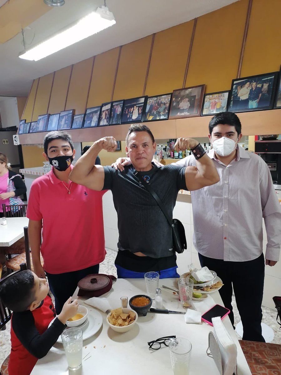 ivan_cabamart's tweet photo. @Jonhy313 Yo me lo encontre en un restaurante de cabrito Xd 🤌🏽💪🏽 https://t.co/8yaW1U223q