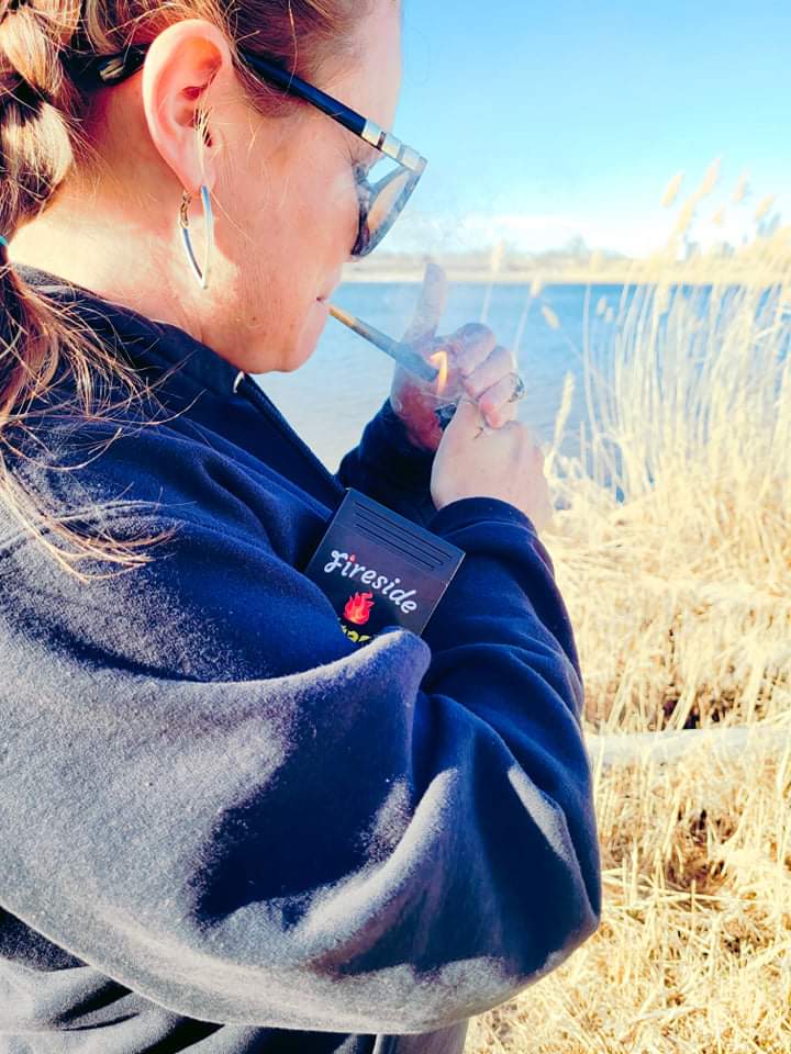 FiresideExtrac1's tweet photo. Everyday is a good day to light up with a Fireside Pre-Roll 

Pictured- She's enjoying our Rank Hank all Hybrid Pack grown by @green_country_farmers

#COMETOTHEFIRESIDE 

(NOTHING FOR SALE ONLINE) 

#6pack #hybridpack #medicalcannabisprerolls #beautifulday #Wednesdaypost https://t.co/En0A2DxhNC