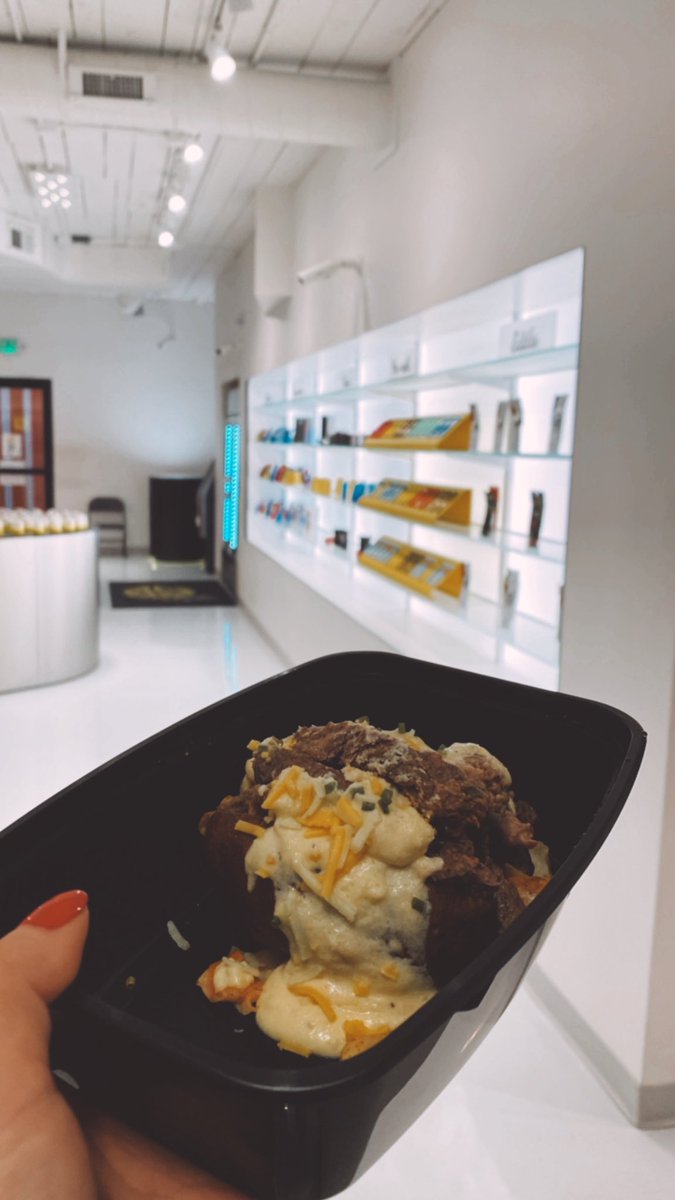 LemonnadeDenver's tweet image. The budtenders feed the shop good #famlife #budtenderlife #goodfood #family 🤩🥰 @cookiesglobal @the_lemonnade