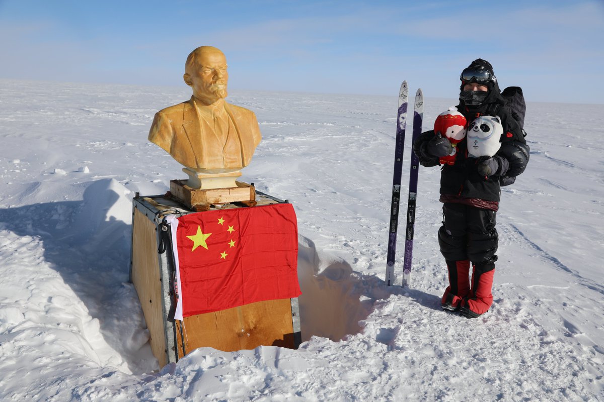Communist_World's tweet photo. Китайская экспедиция добралась до самого южного памятника Ленину в мире. Он был установлен на полюсе недоступности в Антарктиде Третьей советской антарктической экспедицией в 1958 году. https://t.co/axLxT4pmvf