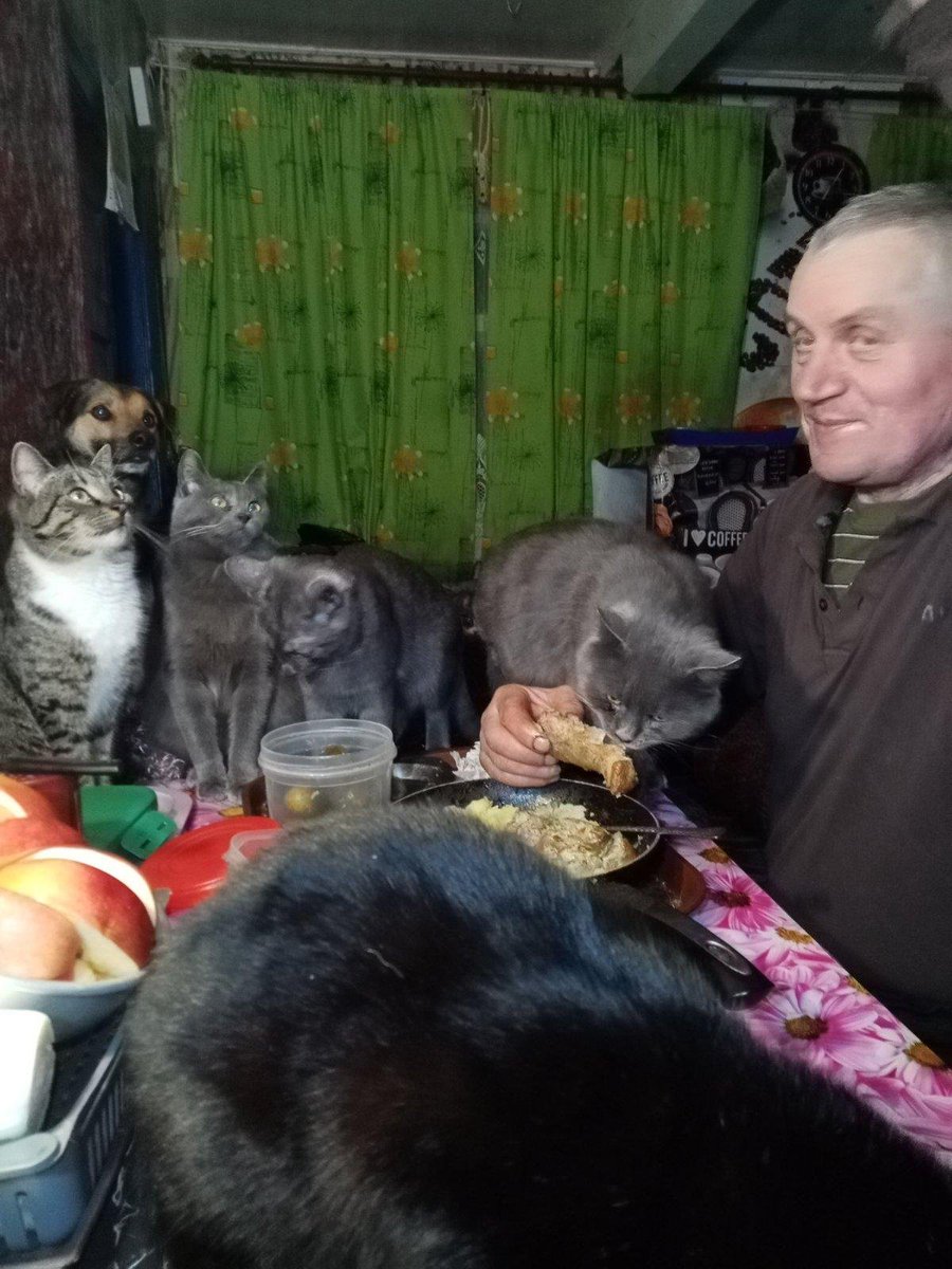 KotShurick's tweet photo. Люсьен добывает куру из папиной сковородки.🍗🍗 Картина маслом. https://t.co/5yvNBOY4wH