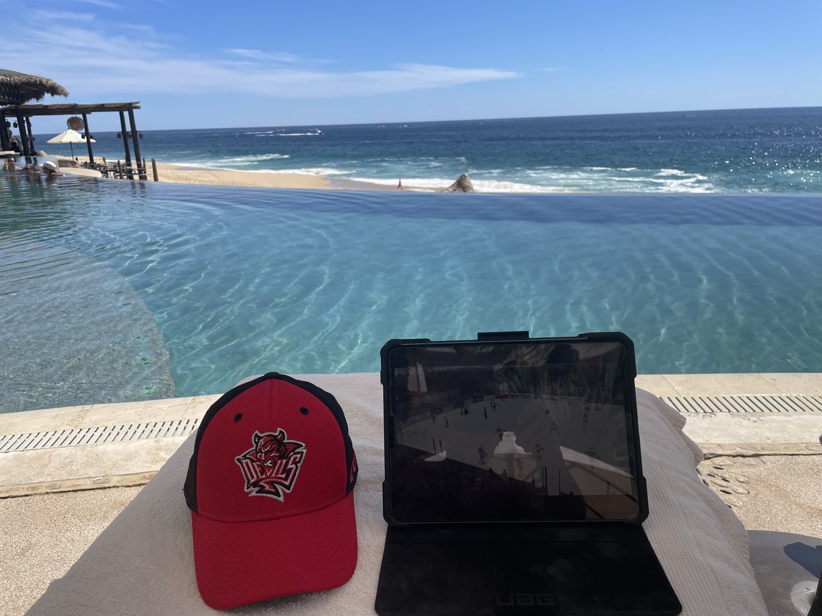 Tacosteve10's tweet photo. I can’t believe I’m the only one here that has the @cardiffdevils game on. #vamosDevils https://t.co/4AND14Iopm