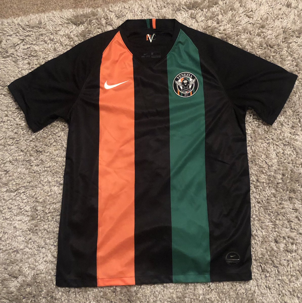 JohnRob2310's tweet image. Sales Thread 🧵 2/2 

Trabzonspor £10 (L)
Chelsea £10 (M)
Basel £25 (L)
Venezia £35 (L)

Chelsea &amp;amp; Trab both ideal for 5s ⚽️ as condition below par. All other shirts in excellent condition. 

As always, feel free to DM for more photos, tags, pictures, offers or just a chat. 🤜🏼🤛🏼