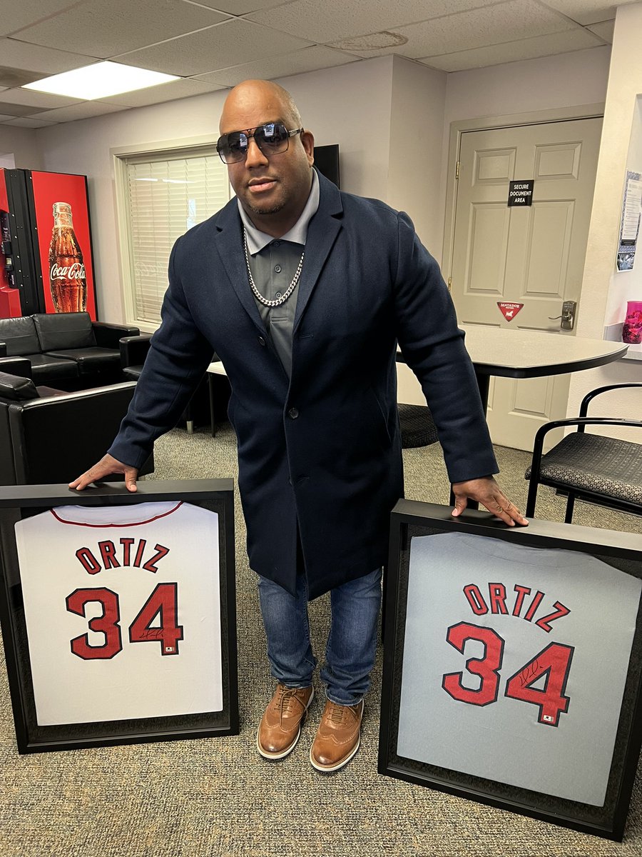 SportsbyG's tweet photo. What a gift! #davidortiz #amigos  #ligamercedes https://t.co/s7Rxjvg1ow