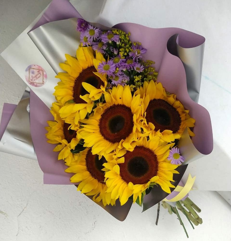 besidezain_'s tweet photo. ¿Confirmamos que los ramos de girasoles son preciosos? https://t.co/tnDVWwzyVm