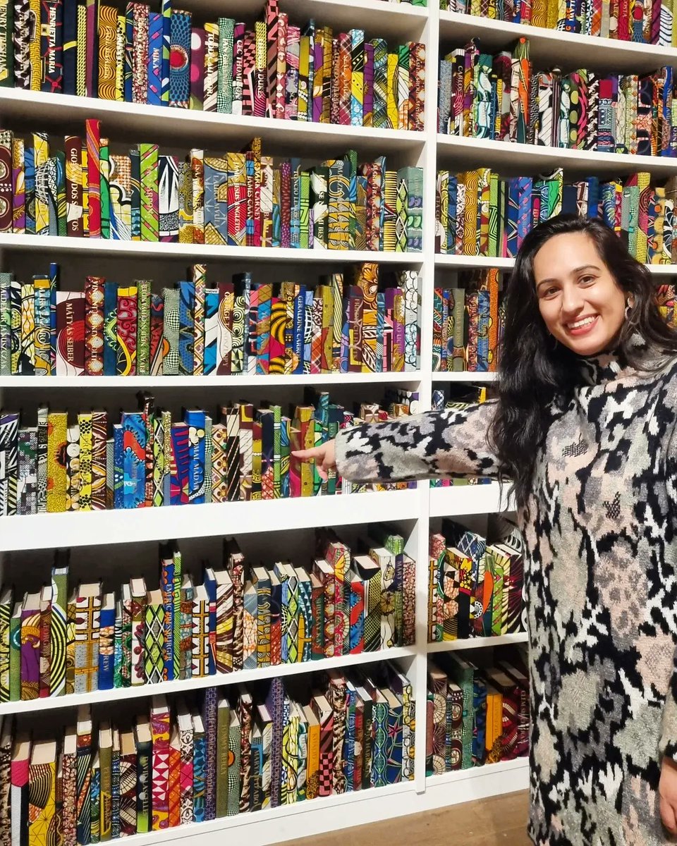 KomalMadar's tweet photo. Me pointing at my name written in 24ct gold from 2,700 books in @shonibarestudio installation The British Library @Tate

#modernart #britishlibrary #artgallery #painting #contemporaryart #love #books #immigration #dutchwax #artist #textile #yinka #color #yinkashonibare #goldleaf https://t.co/6i6ZiCaULv