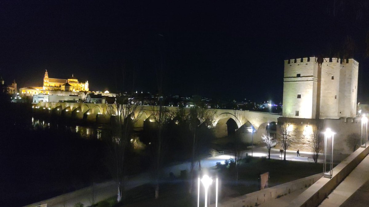 "Dicen que moruna Córdoba
  dicen que Córdoba mora,
  Dicen que a quien la conoce
  para siempre le enamora,
  que para siempre su alma
   se queda presa en su aurora."
      
*Versos de Gertrudis Ledesma
* Foto VeneZzia

Córdoba ahora.
