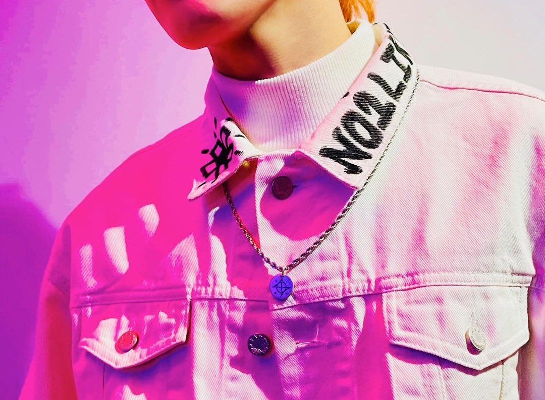 anyanako's tweet photo. quando vi essas fotos meus olhos literalmente começaram a lacrimejar, desde que eu conheci jiyong ele se tornou um modelo para eu gostar de moda, ai veio bambam e agora o hongjoong. mas o estilo do hongjoong não é apenas USAR, ele usa e abusa da sua criatividade em CRIAR + https://t.co/ULjLJjdolt