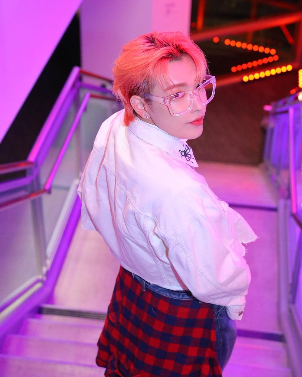 anyanako's tweet photo. quando vi essas fotos meus olhos literalmente começaram a lacrimejar, desde que eu conheci jiyong ele se tornou um modelo para eu gostar de moda, ai veio bambam e agora o hongjoong. mas o estilo do hongjoong não é apenas USAR, ele usa e abusa da sua criatividade em CRIAR + https://t.co/ULjLJjdolt