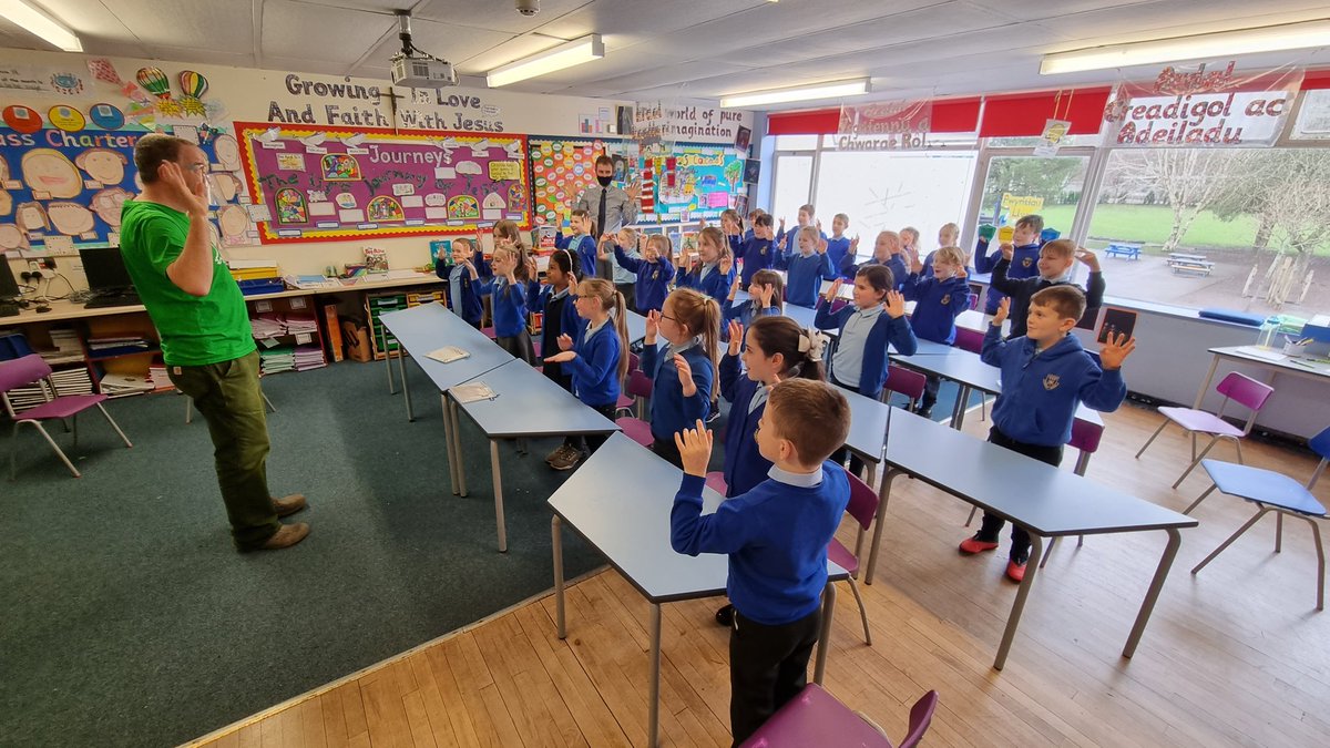 marys_rc's tweet photo. Thank you so much to the amazing Nigel from @sizeofwales for Blwyddyn Tri's fantastic workshop learning about the importance of protecting our rainforests.
#livingsustainably #caringforourenvironment https://t.co/tRGpXv6IXr