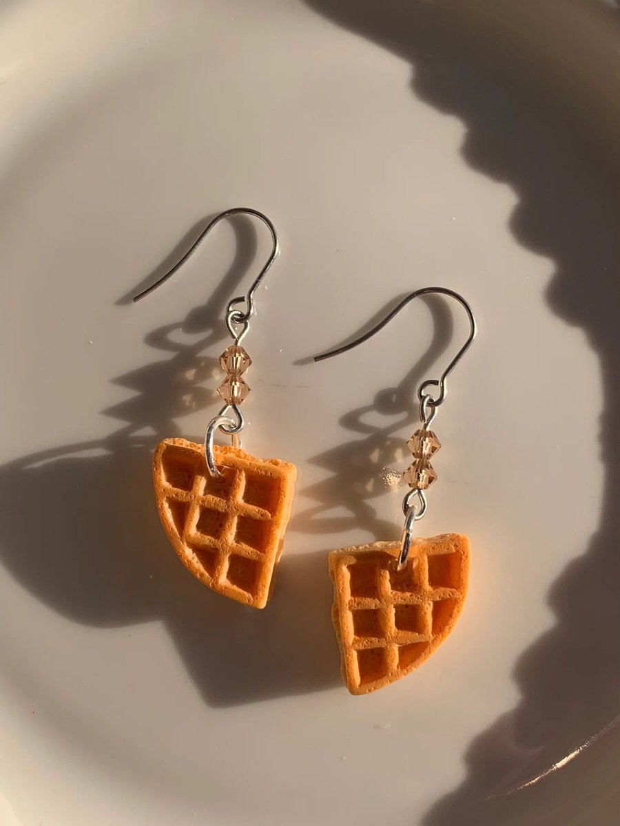 cateyekayla's tweet photo. lil waffles with syrup beads 🧇 https://t.co/H9qqLoWwTt