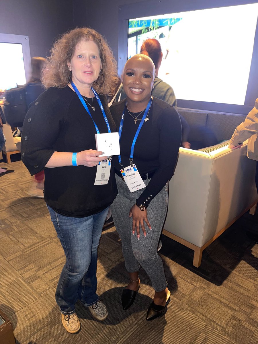 fullmindlearn's tweet photo. Shout out to Julie, our #TCEA2022 raffle winner! Enjoy your new @Apple #AirPods!
And a special thanks to our Chassidy for creating such a fun experience for everyone!🥳
#PayTeachersMore #TCEA22 #EdTech #iTutor https://t.co/8LpR0aH9SC