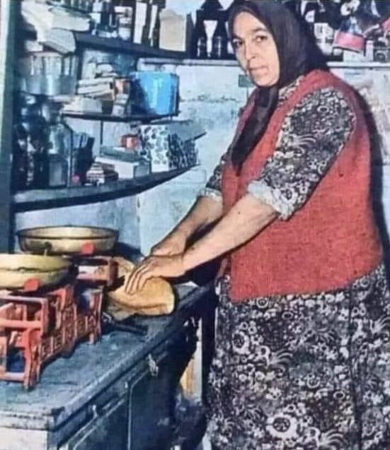 BarissAras's tweet photo. Eskiden bakkallarda yarım ekmek arası helva satılırdı bir lezzetli olurdu hey gidi günler…😊🥰💯 https://t.co/vGgObMcm88