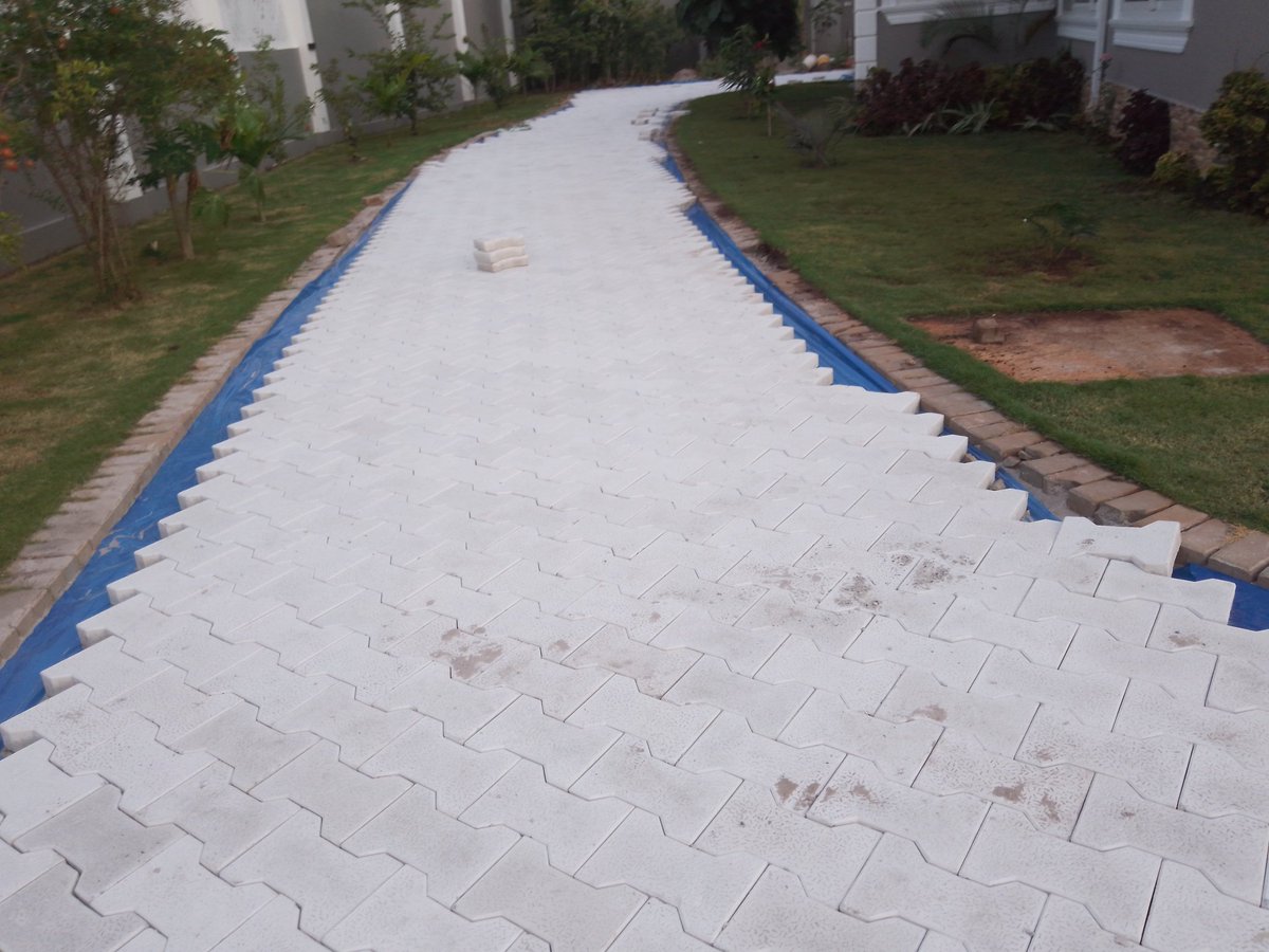 BChinyodi's tweet photo. Garden dezaina na tunafanya Reviews scepinger tunapanga peving ukiniitaji kwa ushauli zaidi piga no 0686335830 0764933766 0714550785 https://t.co/6NGiWmfoNE