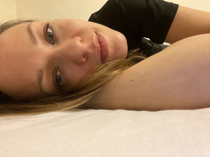 Chilling with my fluffy boy 🐶 how are you guys? https://t.co/Uorvj342Z0