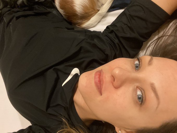 Chilling with my fluffy boy 🐶 how are you guys? https://t.co/Uorvj342Z0