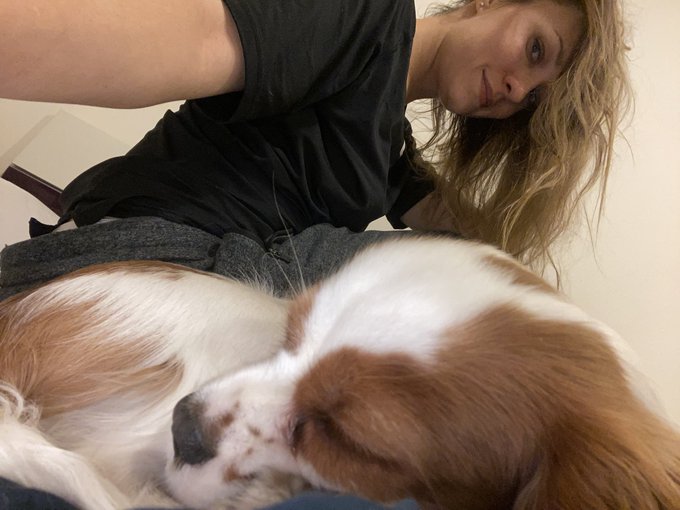 Chilling with my fluffy boy 🐶 how are you guys? https://t.co/Uorvj342Z0