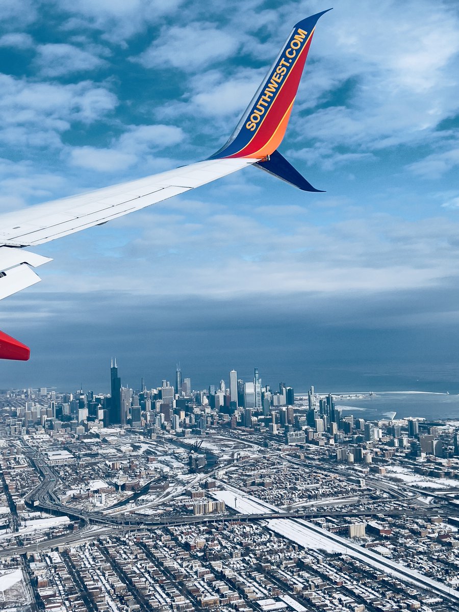 chicagox's tweet photo. Another arrival shot coming back to Sweet Home Chicago! Landing at MDW!! #chicago #chicagoskyline #chicagowinter #winter #travel #southwestairlines @SouthwestAir #iphone13promax https://t.co/urTB4Mqdxo