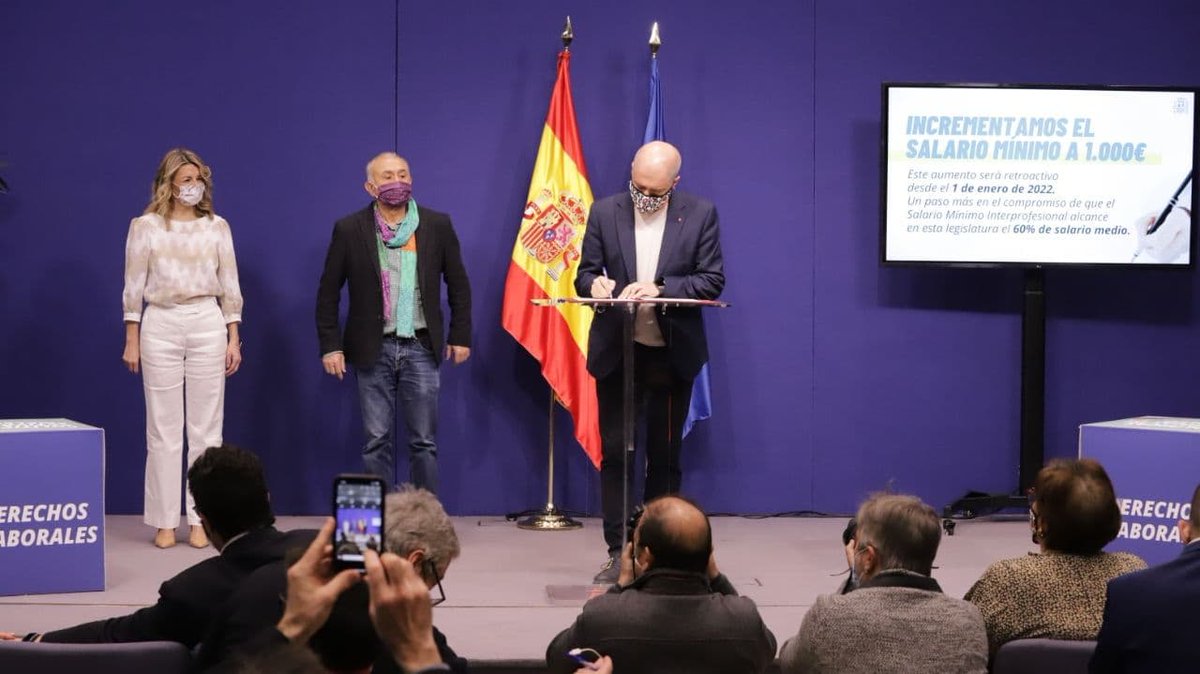 Juventud_FSCA's tweet photo. 👏 Hoy hemos vivido un hito histórico con la subida del #SMI a 1000Euros en 14 pagas. 💶 

➡️ Medida de gran importancia y que beneficiará a más  de 1,8 millones de personas, muchas de ellas #jóvenes. 

➡️ Hoy rompemos el techo de los 1000 euros 💪👏 https://t.co/AXpyYhNuyl