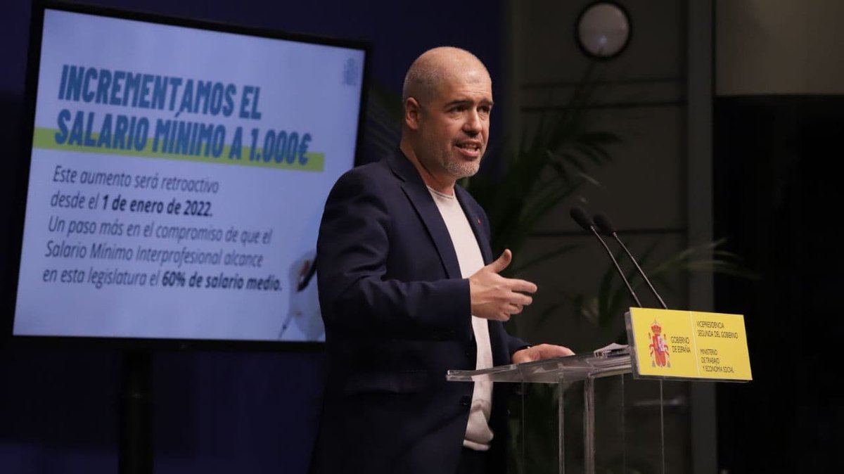 Juventud_FSCA's tweet photo. 👏 Hoy hemos vivido un hito histórico con la subida del #SMI a 1000Euros en 14 pagas. 💶 

➡️ Medida de gran importancia y que beneficiará a más  de 1,8 millones de personas, muchas de ellas #jóvenes. 

➡️ Hoy rompemos el techo de los 1000 euros 💪👏 https://t.co/AXpyYhNuyl