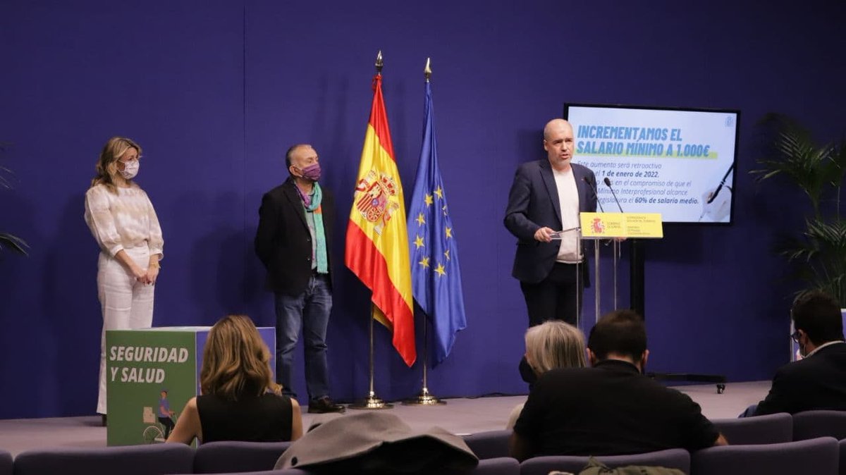 Juventud_FSCA's tweet photo. 👏 Hoy hemos vivido un hito histórico con la subida del #SMI a 1000Euros en 14 pagas. 💶 

➡️ Medida de gran importancia y que beneficiará a más  de 1,8 millones de personas, muchas de ellas #jóvenes. 

➡️ Hoy rompemos el techo de los 1000 euros 💪👏 https://t.co/AXpyYhNuyl