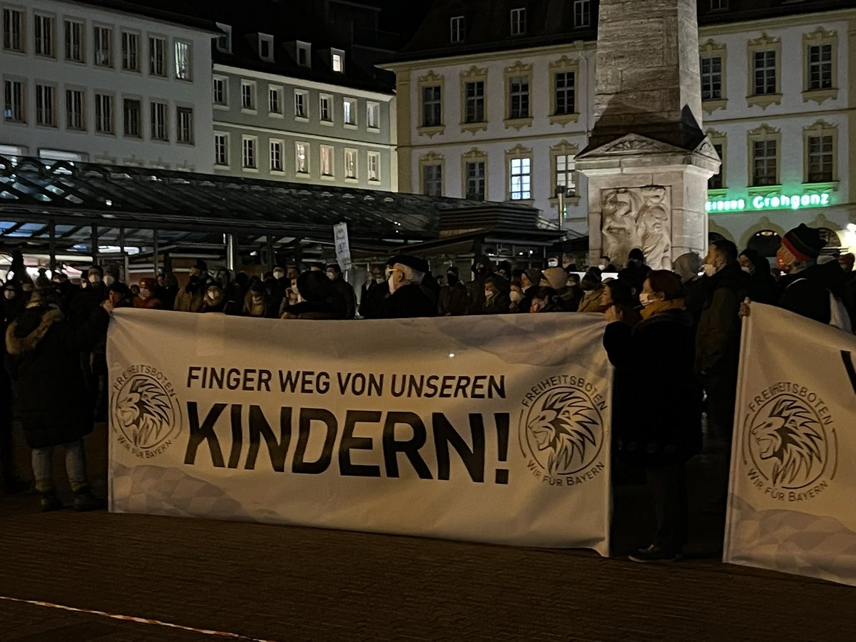 UllmannFDP's tweet photo. Heute gab es in #Würzburg eine Demonstration gegen #COVID-19. Ist schon erschreckend wie viele #Falschbehauptungen kundgetan wurden. Um so wichtiger ein verpflichtendes und professionelles #Aufklärungsgespäch für die Impfung! #ImpfenSchuetzt #ImpfenRettetLeben https://t.co/YIfwBcuDWh