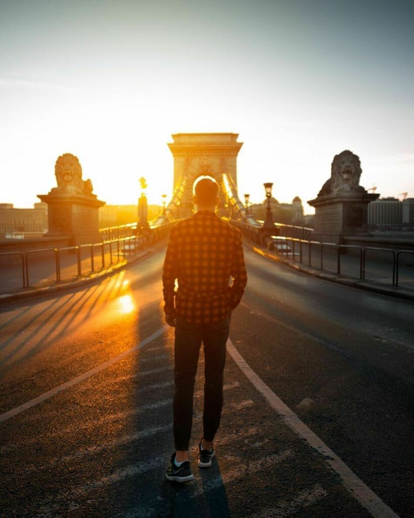 El puente de Széchenyi, conocido como el puente de las cadenas, une las dos antiguas ciudades que se unificaron para conformar la actual capital de Hungría: Buda y Pest. ¿Te animas a recorrerlo?

#budapest #hungria #viajes #viajeros #travels #travelpic #traveller #travellers…