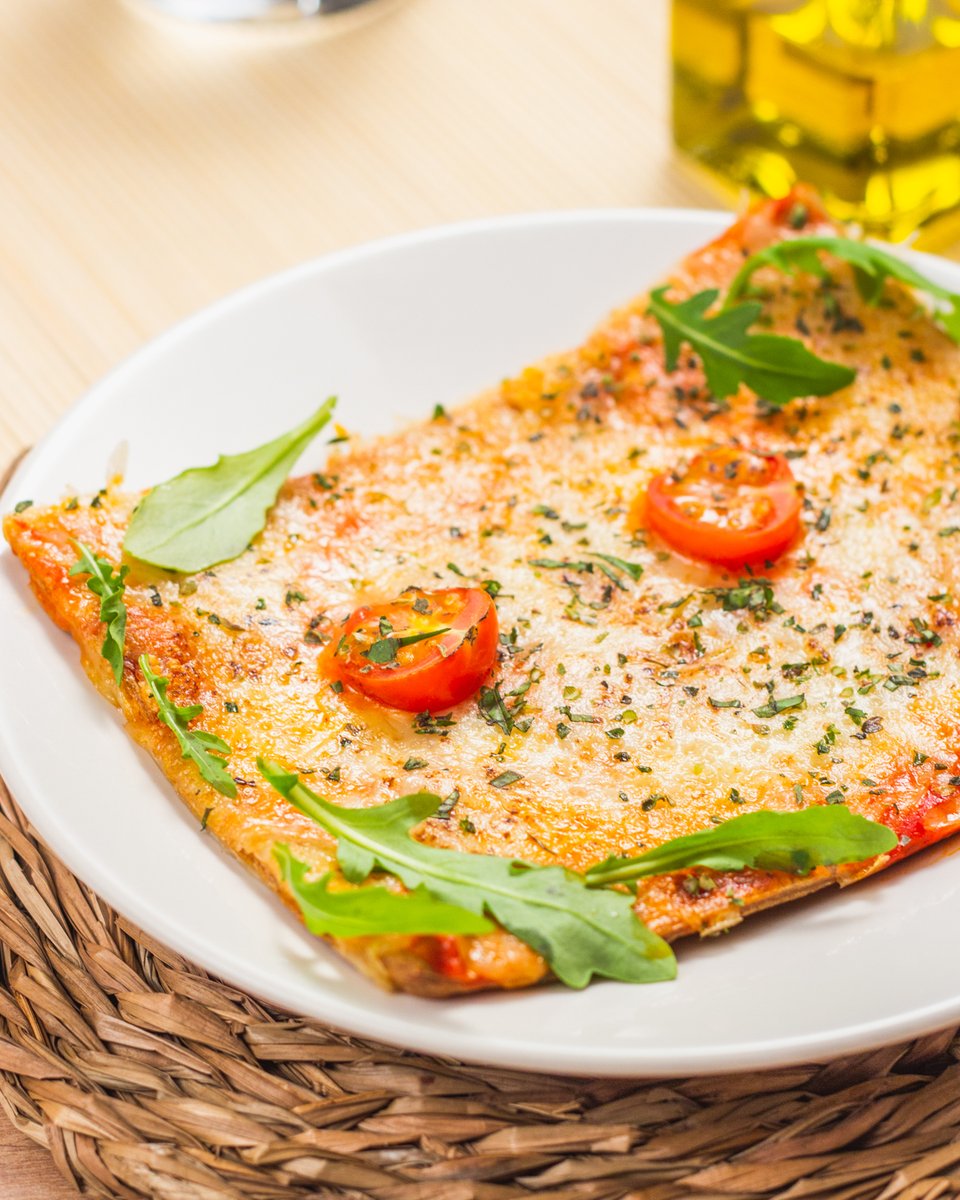 hola_keto's tweet photo. 🍕 Sabemos que la pizza es algo a lo que no podemos renunciar, y es que ¿cómo íbamos a hacerlo?🤤 Nosotros hemos adaptado nuestra propia versión #pizzaketo y no nos quedamos con las ganas.. ¿Vosotros la habéis probado? 😏
#pizzalovers  #PizzaDay #NationalPizzaDay #healthypizza https://t.co/NoLVVlfLIR