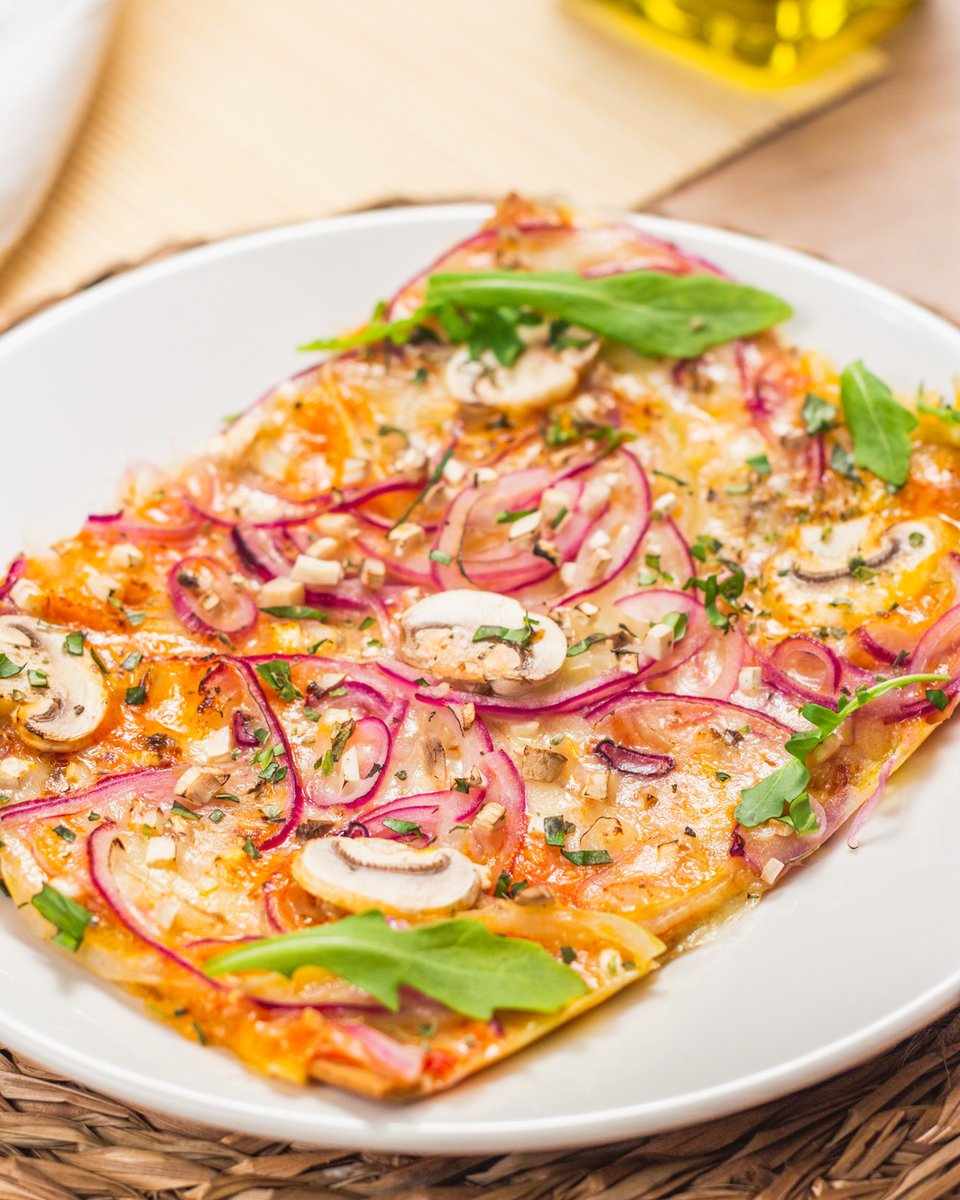 hola_keto's tweet photo. 🍕 Sabemos que la pizza es algo a lo que no podemos renunciar, y es que ¿cómo íbamos a hacerlo?🤤 Nosotros hemos adaptado nuestra propia versión #pizzaketo y no nos quedamos con las ganas.. ¿Vosotros la habéis probado? 😏
#pizzalovers  #PizzaDay #NationalPizzaDay #healthypizza https://t.co/NoLVVlfLIR