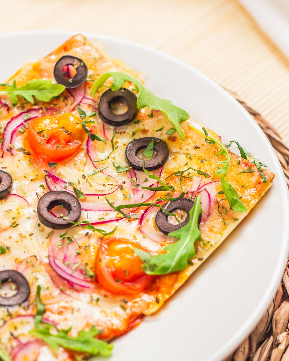 hola_keto's tweet photo. 🍕 Sabemos que la pizza es algo a lo que no podemos renunciar, y es que ¿cómo íbamos a hacerlo?🤤 Nosotros hemos adaptado nuestra propia versión #pizzaketo y no nos quedamos con las ganas.. ¿Vosotros la habéis probado? 😏
#pizzalovers  #PizzaDay #NationalPizzaDay #healthypizza https://t.co/NoLVVlfLIR