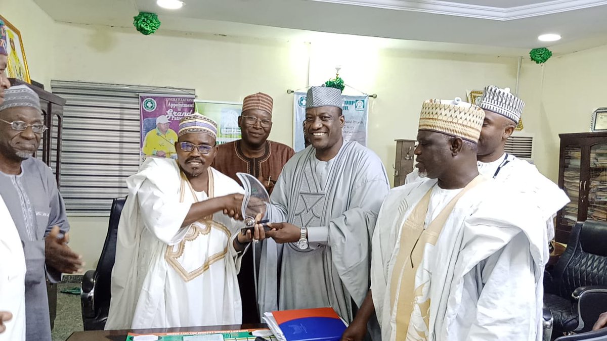 ShehuProf's tweet photo. Earlier today (Wednesday 9th February, 2022) I received an award by the management of Kano State College of Education and Remedial Studies (KASCEPS) under the able leadership of Dr. Sanusi Yakubu Ahmad.

I thank them for the honor. https://t.co/oqp2lSUNoQ