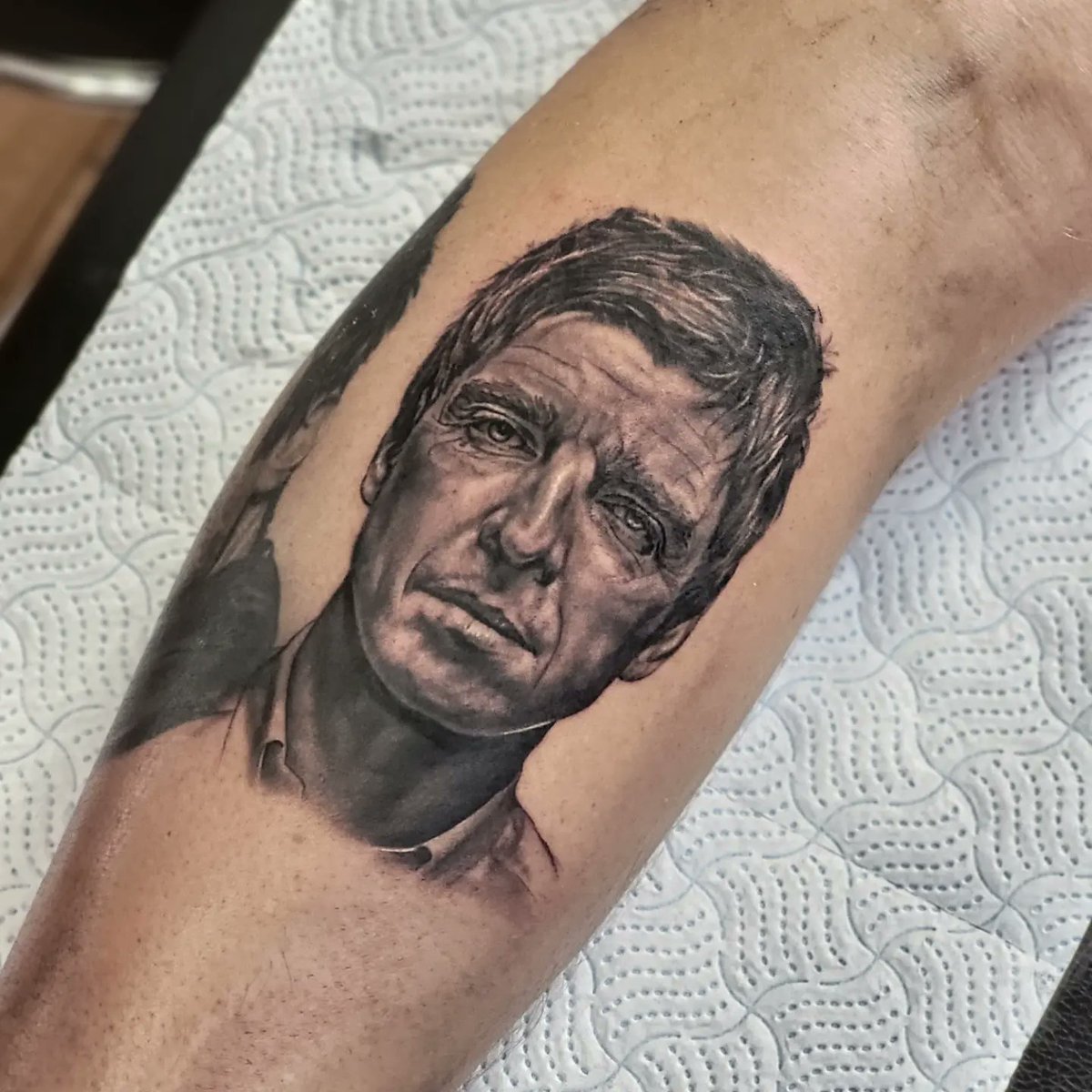 JayTAT2's tweet photo. @NoelGallagher portrait done today for Wayne as part of full musician leg sleeve we are working on.
Loved doing this.
Bring back Oasis...π€·π»ββοΈ
#jayhutton
#adrenalinetattoostudio https://t.co/ezUY3awNE5