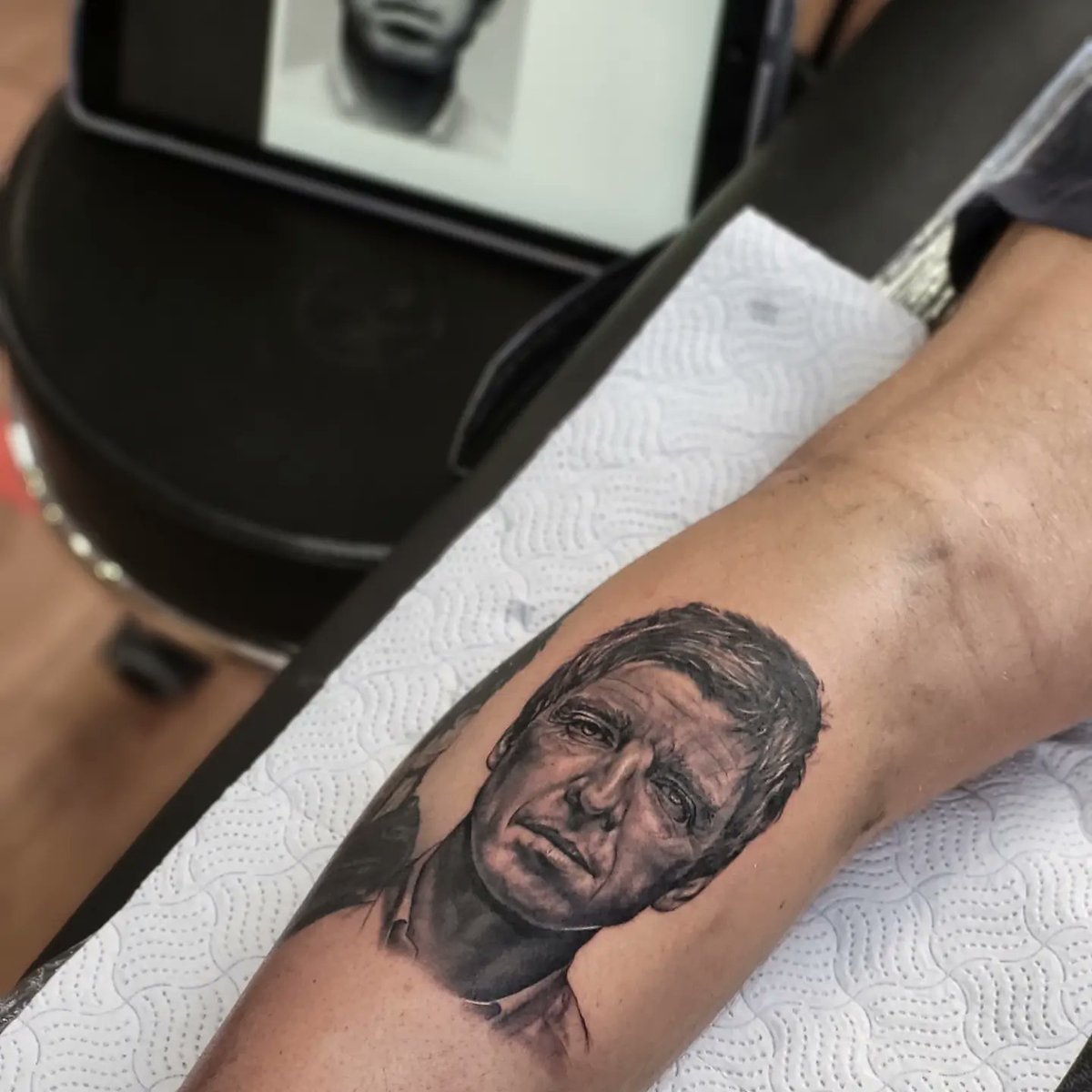 JayTAT2's tweet photo. @NoelGallagher portrait done today for Wayne as part of full musician leg sleeve we are working on.
Loved doing this.
Bring back Oasis...π€·π»ββοΈ
#jayhutton
#adrenalinetattoostudio https://t.co/ezUY3awNE5