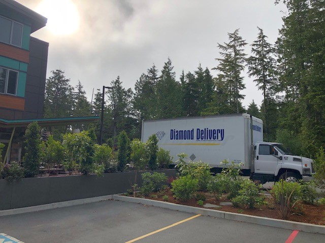 DiamondDelivery's tweet photo. We’ve been transporting packages and freight for over 40 years. We’re proud of our industry experience, professional drivers and fleet capabilities that ensure smooth deliveries every time. #DiamondDelivery #shipping https://t.co/Uuhs3WdRpX